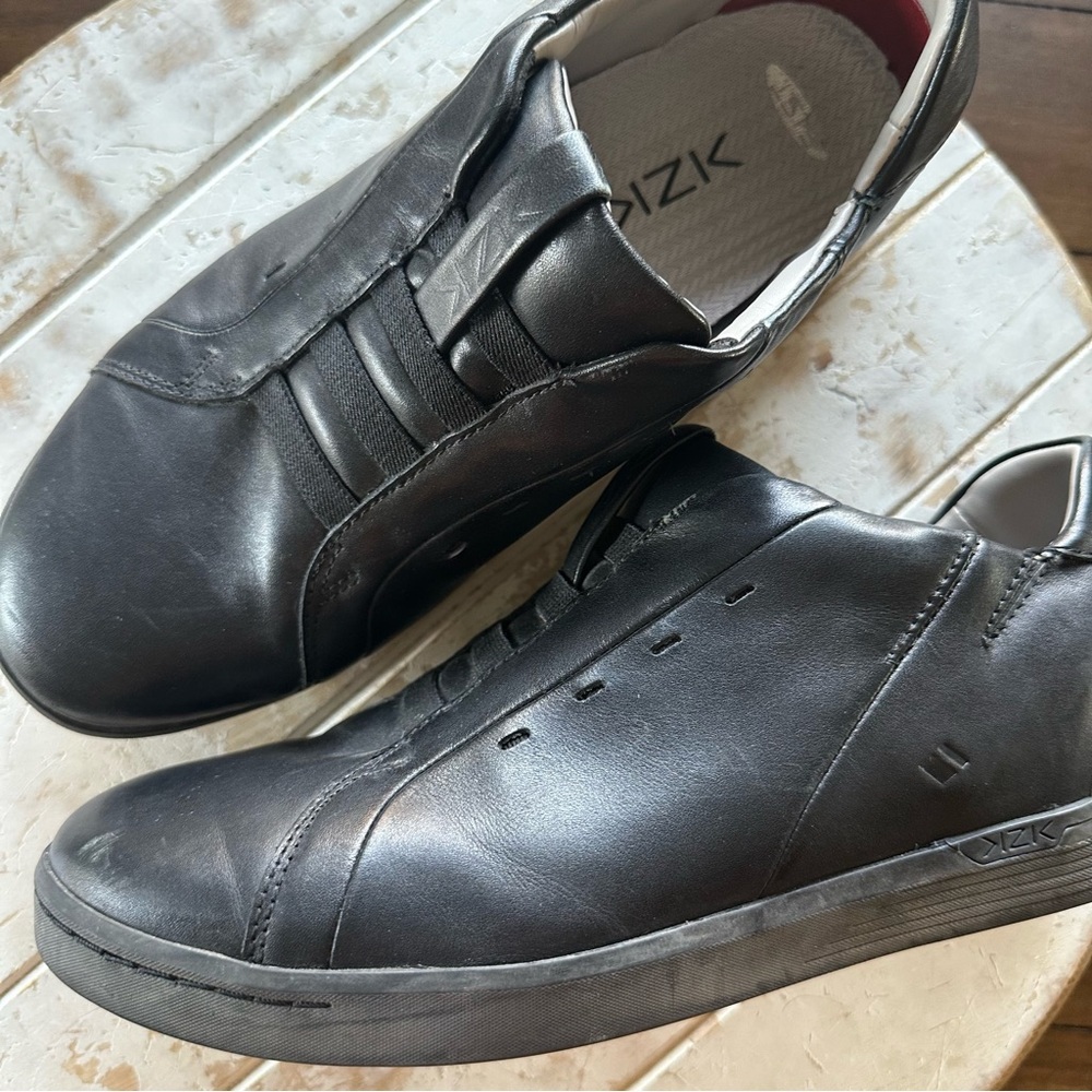 Kizik New York Leather Laceless Hands Free Slip on Leather Sneaker